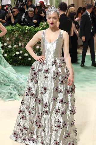 El vestido Prada de Amanda Seyfried estaba confeccionado con una tela reutilizada de la colección de primavera de 2009 de Miuccia Prada.