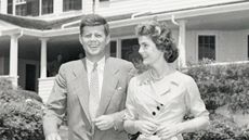 jackie kennedy and jackie o in front of their summer home