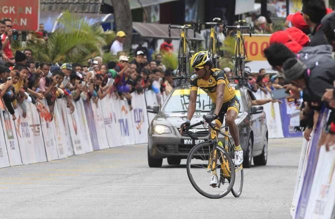 Jani Tewelde Weldegabir (MTN-Qhubeka) fights the gradient