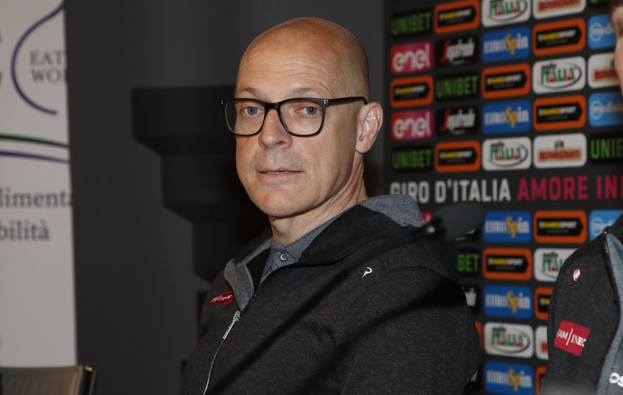 Dave Brailsford is managing a very young team at the Giro