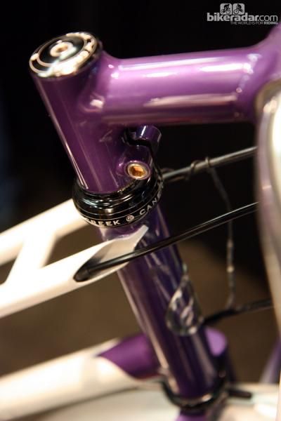 The rear derailleur and brake lines are fed directly into the dual top tubes on this Yipsan townie.