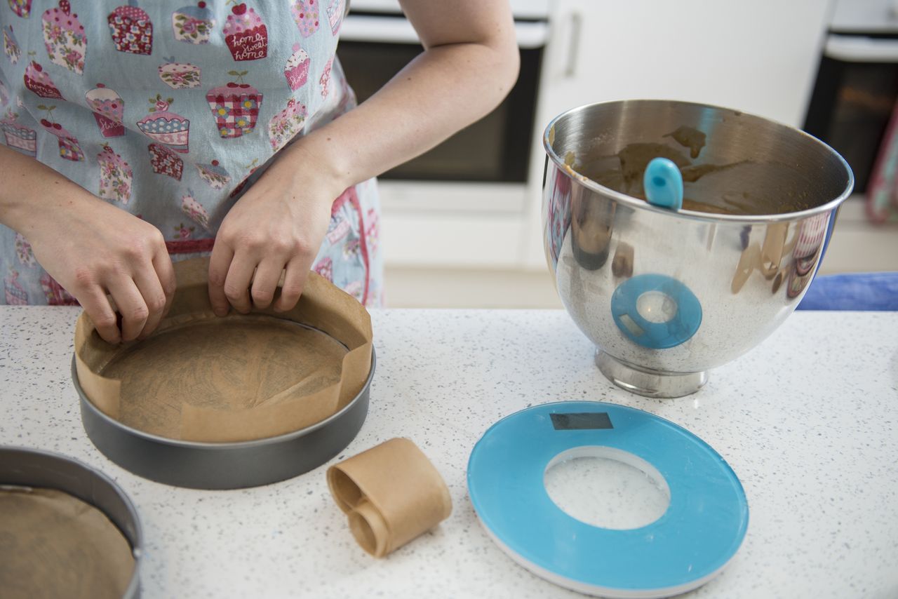 How to line a round cake tin