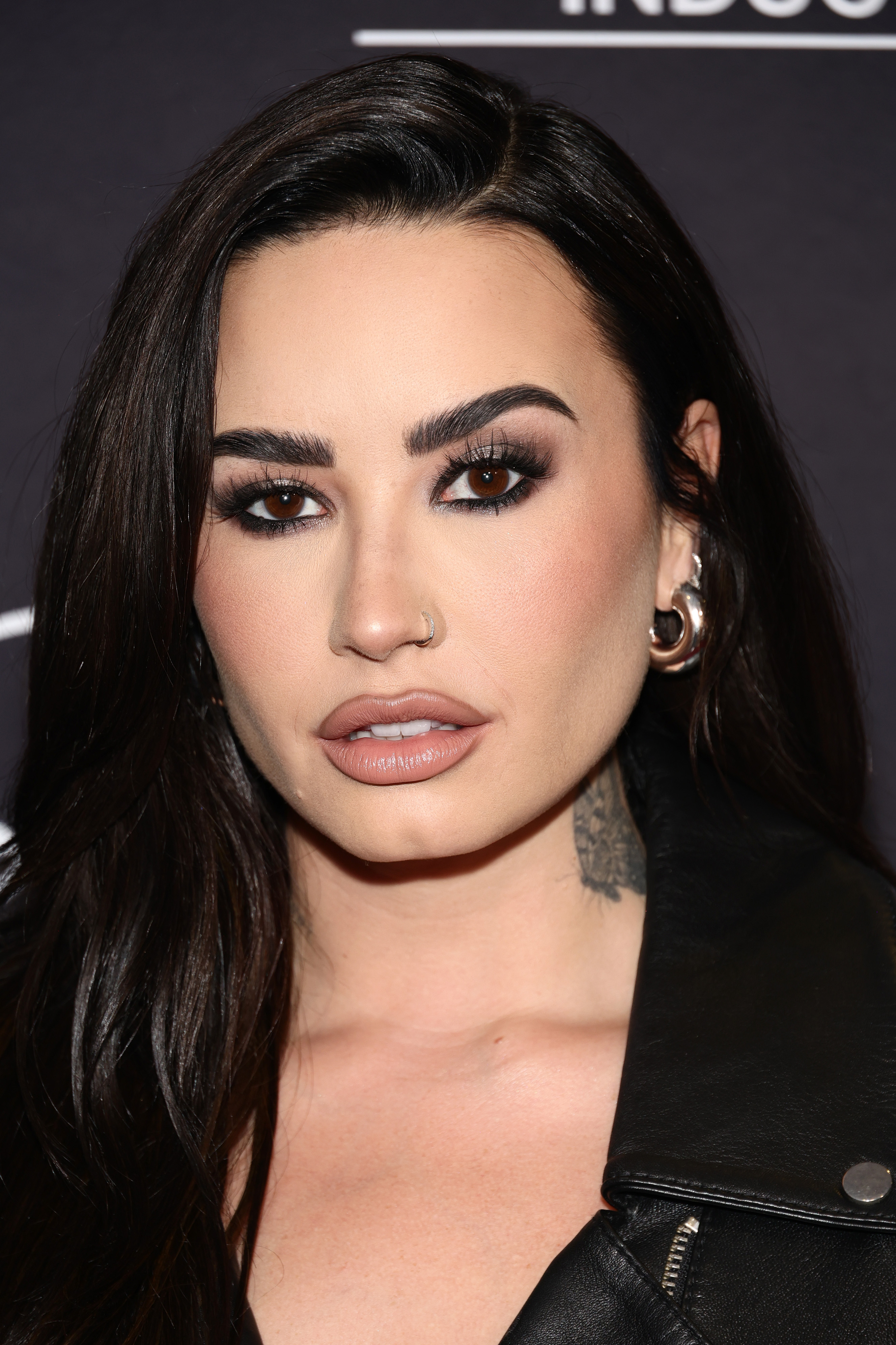 smokey eye - demi lovato