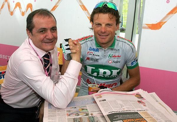Di Luca in a mano a mano with Mauro Vegni.