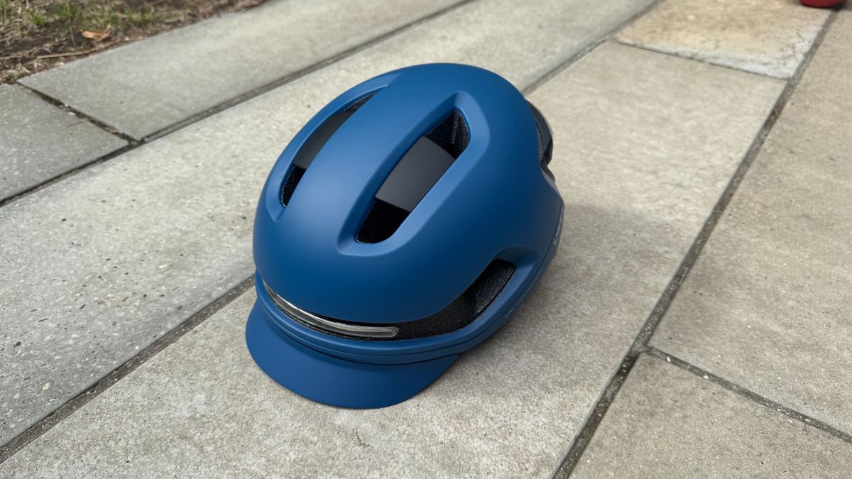Unit 1 Aura helmet with magnetic visor