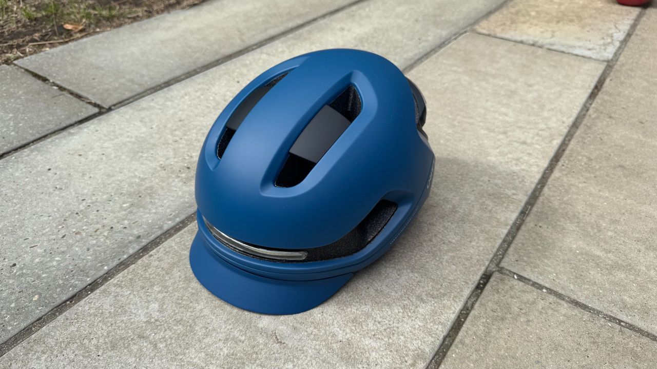 Unit 1 Aura helmet with magnetic visor