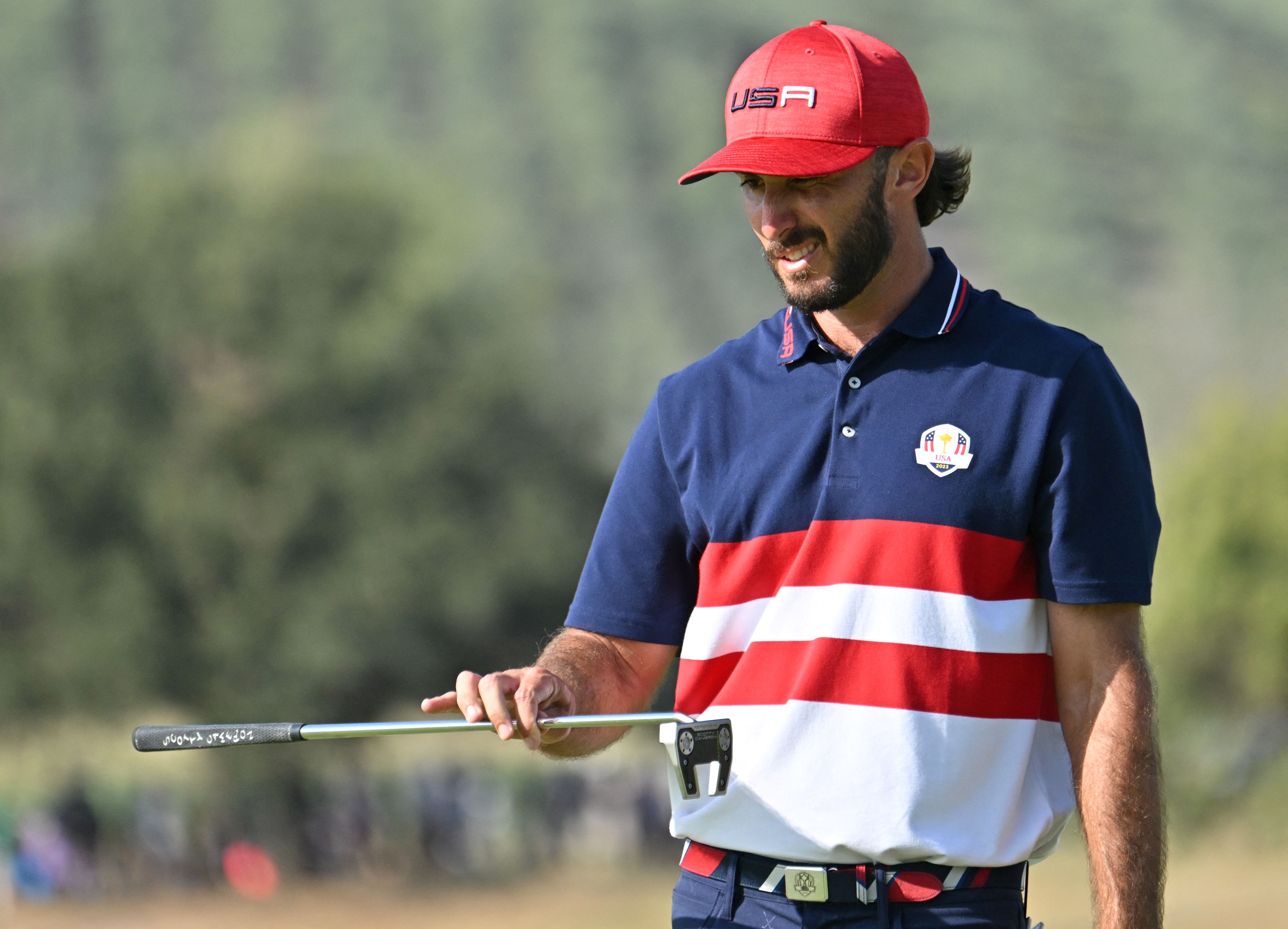 Max Homa lines up a putt