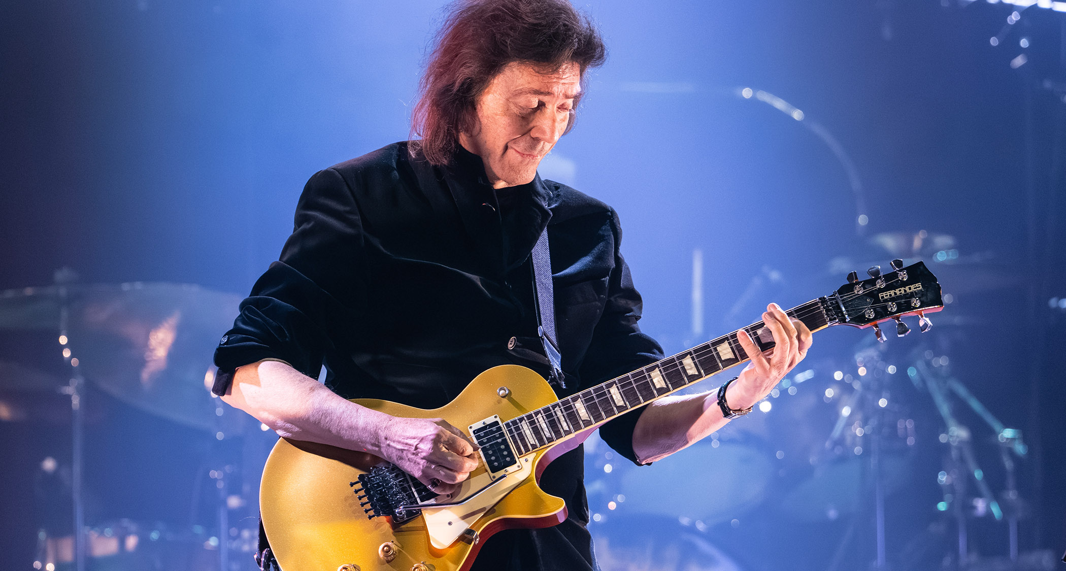Steve Hackett plays a chord on his heavily modified Goldtop
