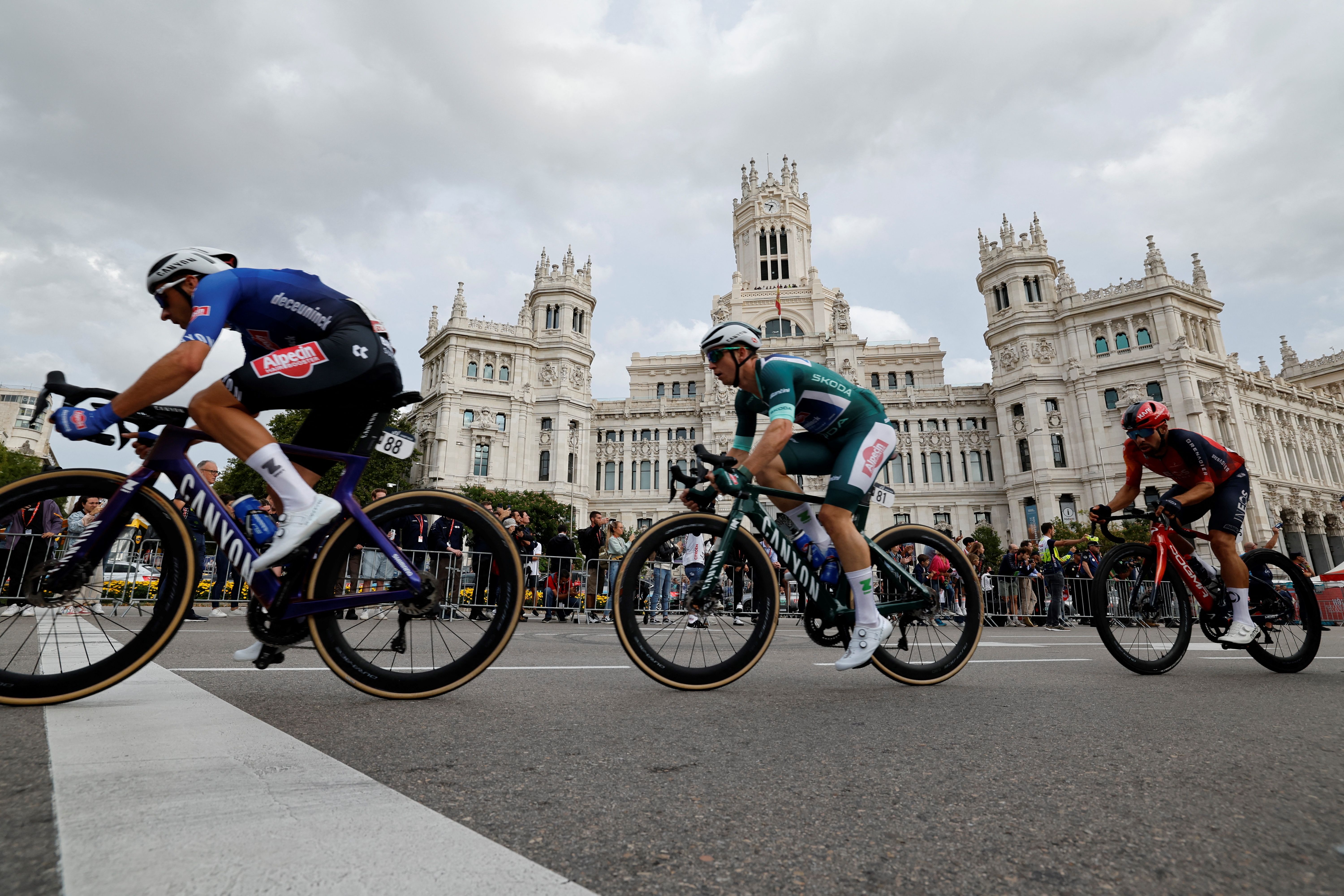 Kaden Groves enters madrid on stage 21 of the 2023 Vuelta a Espana