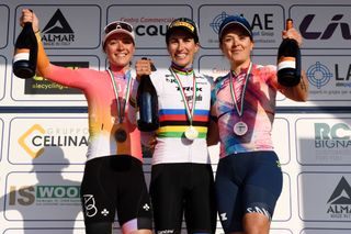 Sofia Bertizzolo (UAE Team ADQ) in second place, winner Elisa Balsamo (Trek-Segafredo) and Soraya Paladin (Canyon-SRAM) in third