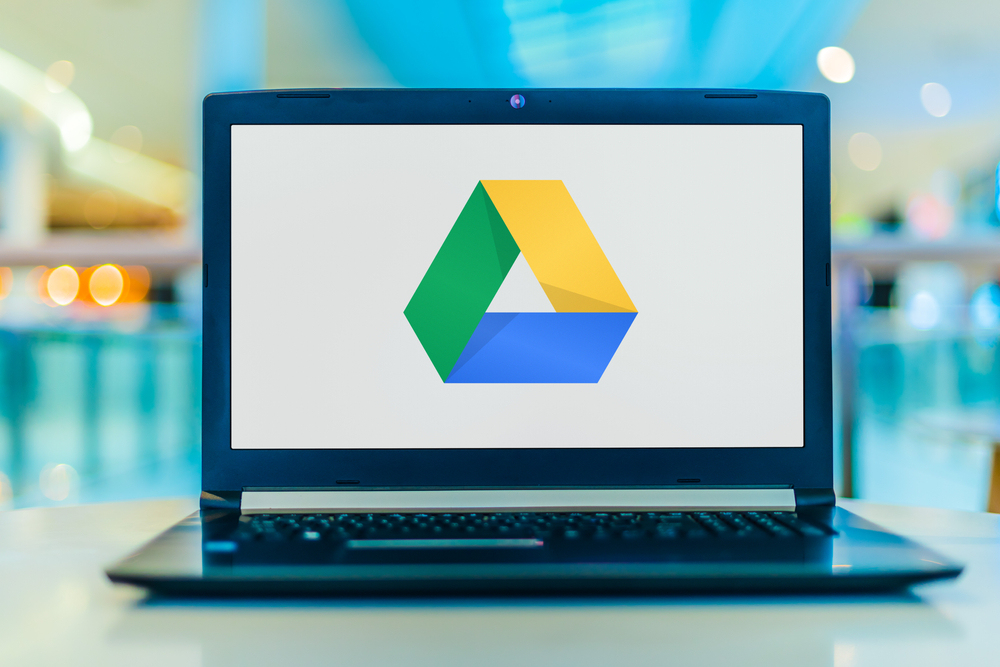 Bild des Google Drive-Logos auf einem Laptopbildschirm