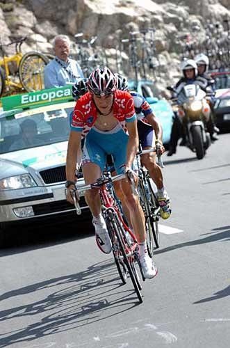 Frank Schleck (CSC) leads the groupe maillot jaune.