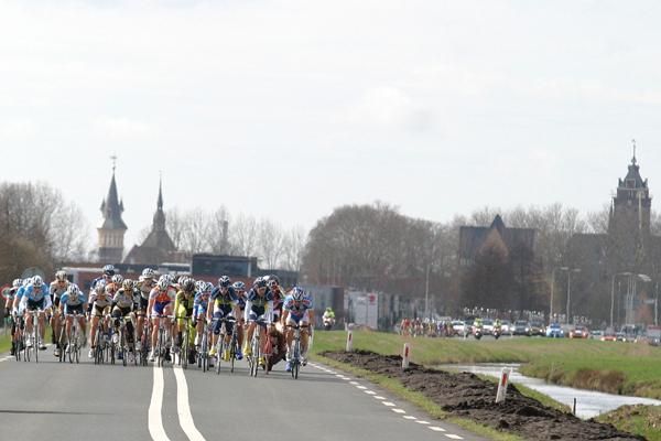 The peloton early in the race.