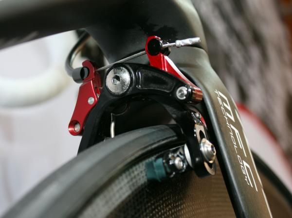 The dedicated front brake is positioned behind the fork crown.