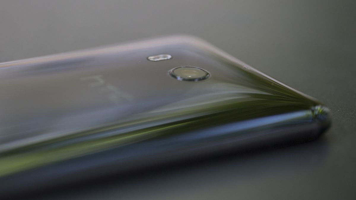 HTC U12 Plus shown off in multiple photos