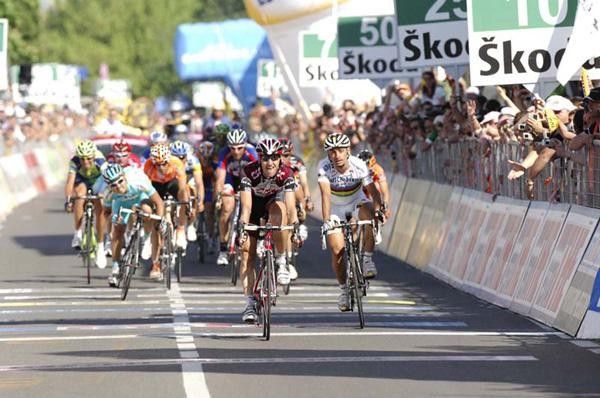 Kurt-Asle Arvesen (Team CSC) takes the win.