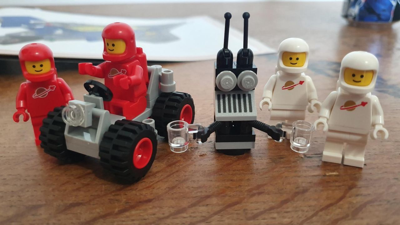 Lego Icons Galaxy Explorer 10497 crew of minifigs and robot
