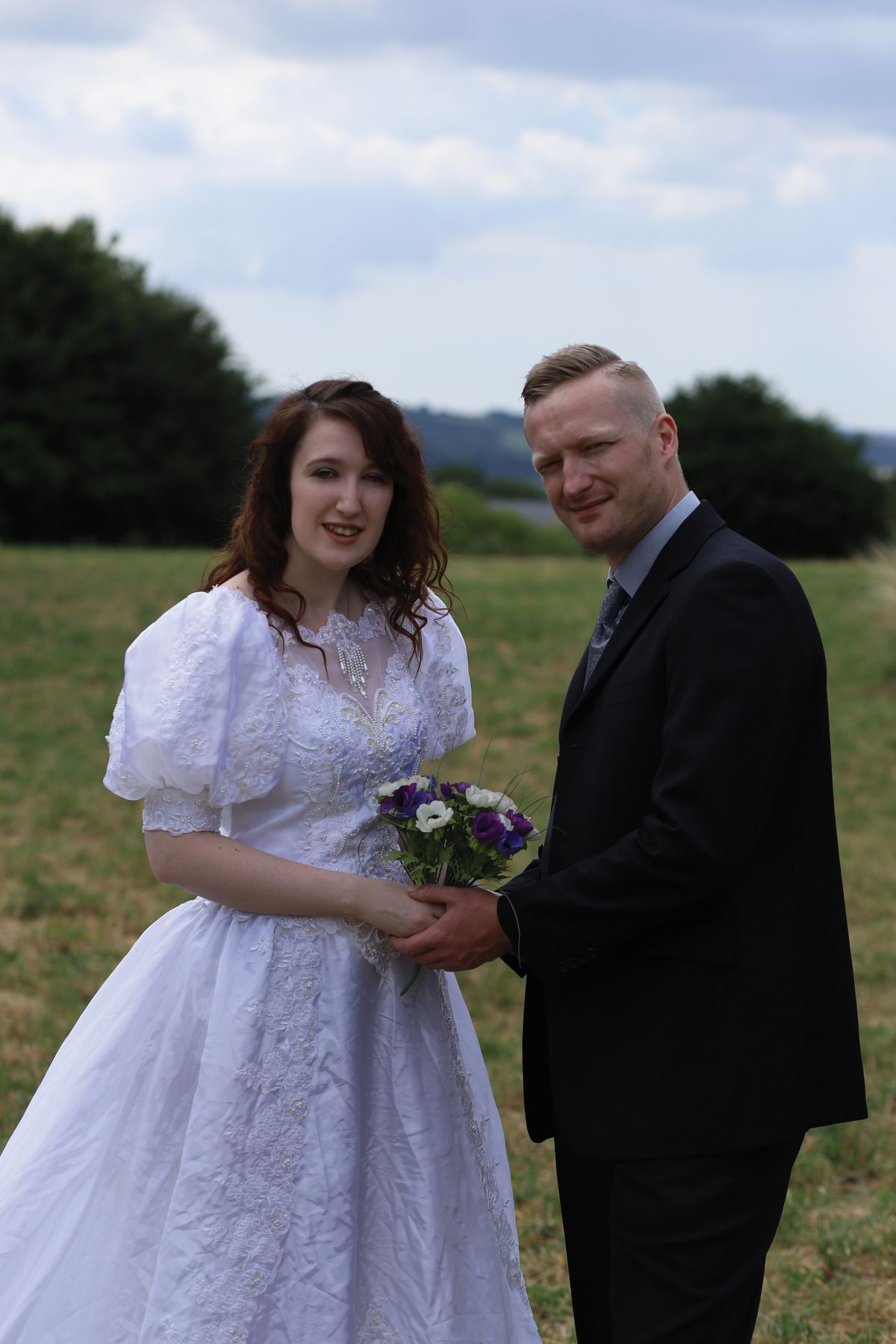 Three-quarter image of a bride and groom, receiving a unique exposure calculation from the camera meter