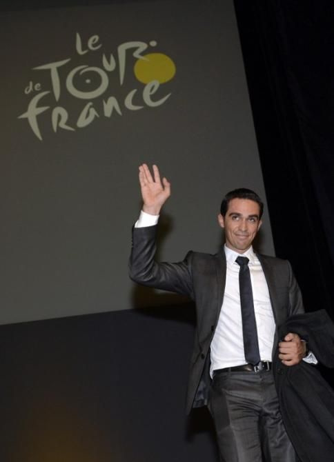 Alberto Contador waves from the stage