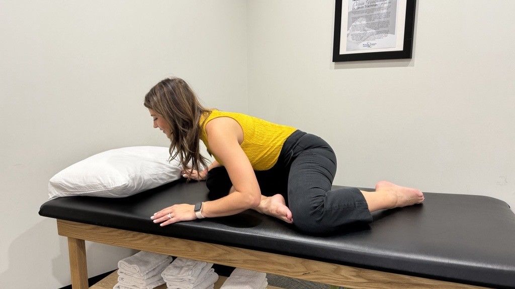 woman doing hip flexor stretch