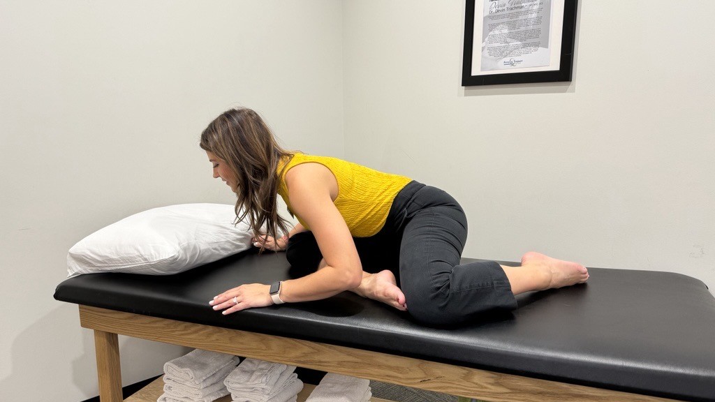 woman doing hip flexor stretch