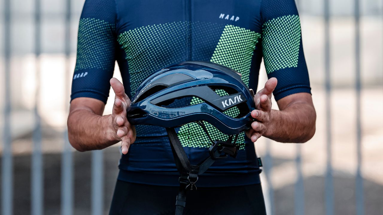 Male cyclist holding the Kask Elemento