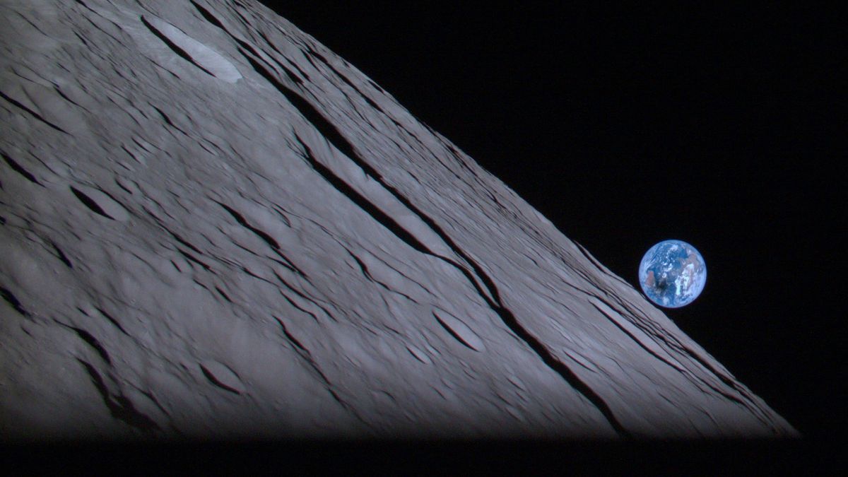 El módulo de aterrizaje lunar captura un raro eclipse solar y salida de la Tierra (FOTO)
