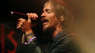 Brandon Boyd singing with Incubus in 2025