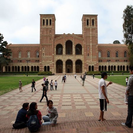 Public space, Tourism, Campus, Arch, University, Walking, Pedestrian, Park, Academic institution, Plaza, 