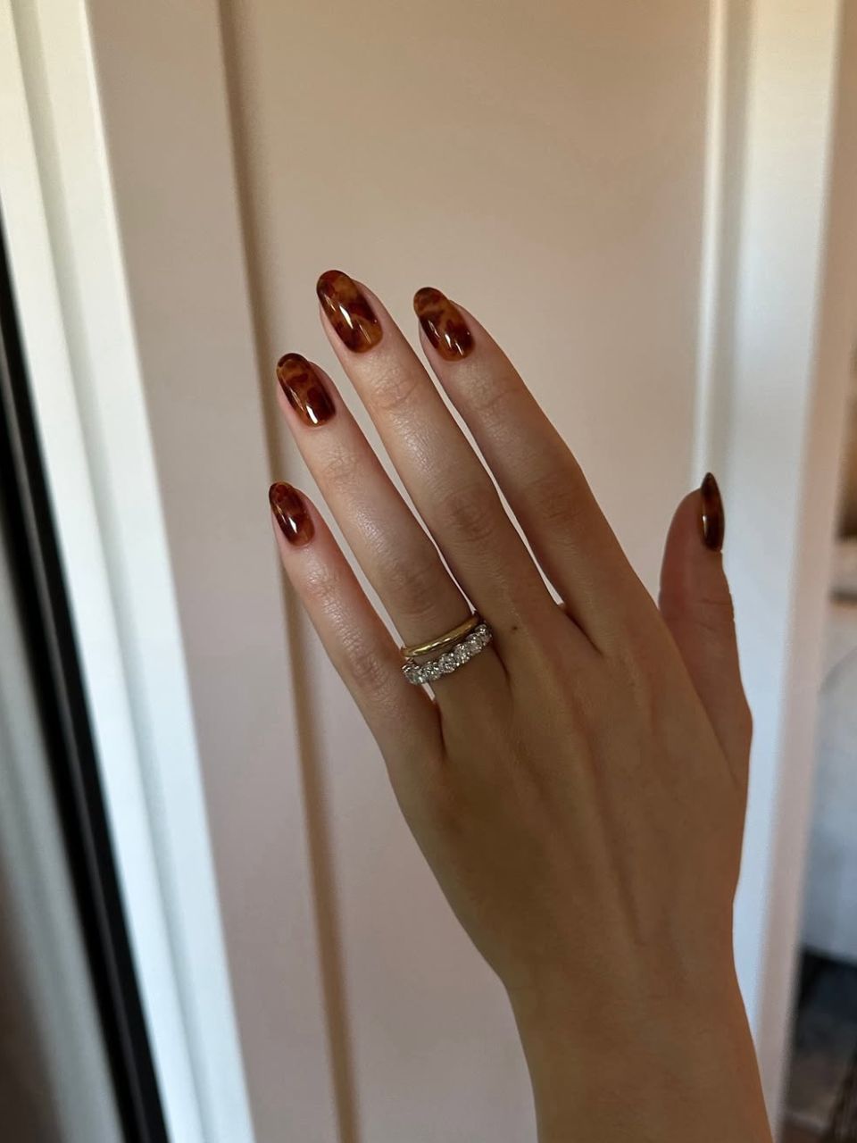An image showing an autumnal design on almond-shaped nails, courtesy of @saruhnails