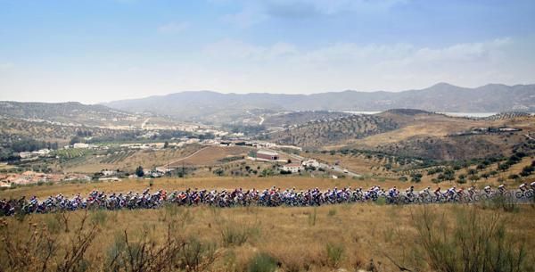 The peloton en route to Valdepe&ntilde;as de Ja&eacute;n in stage four.