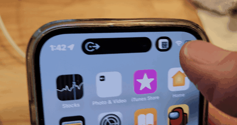 En hand som sveper med tummen över Dynamic Island.