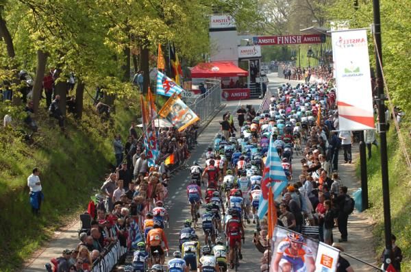 Blue skies and sun for the peloton