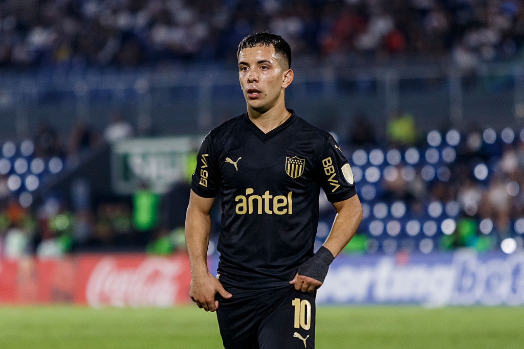 Leonardo Fernández of Peñarol looks on during the Copa CONMEBOL Libertadores match between Olimpia and Peñarol at Estadio UENO Osvaldo Domínguez Dibb on April 23, 2025 in Asuncion, Paraguay.