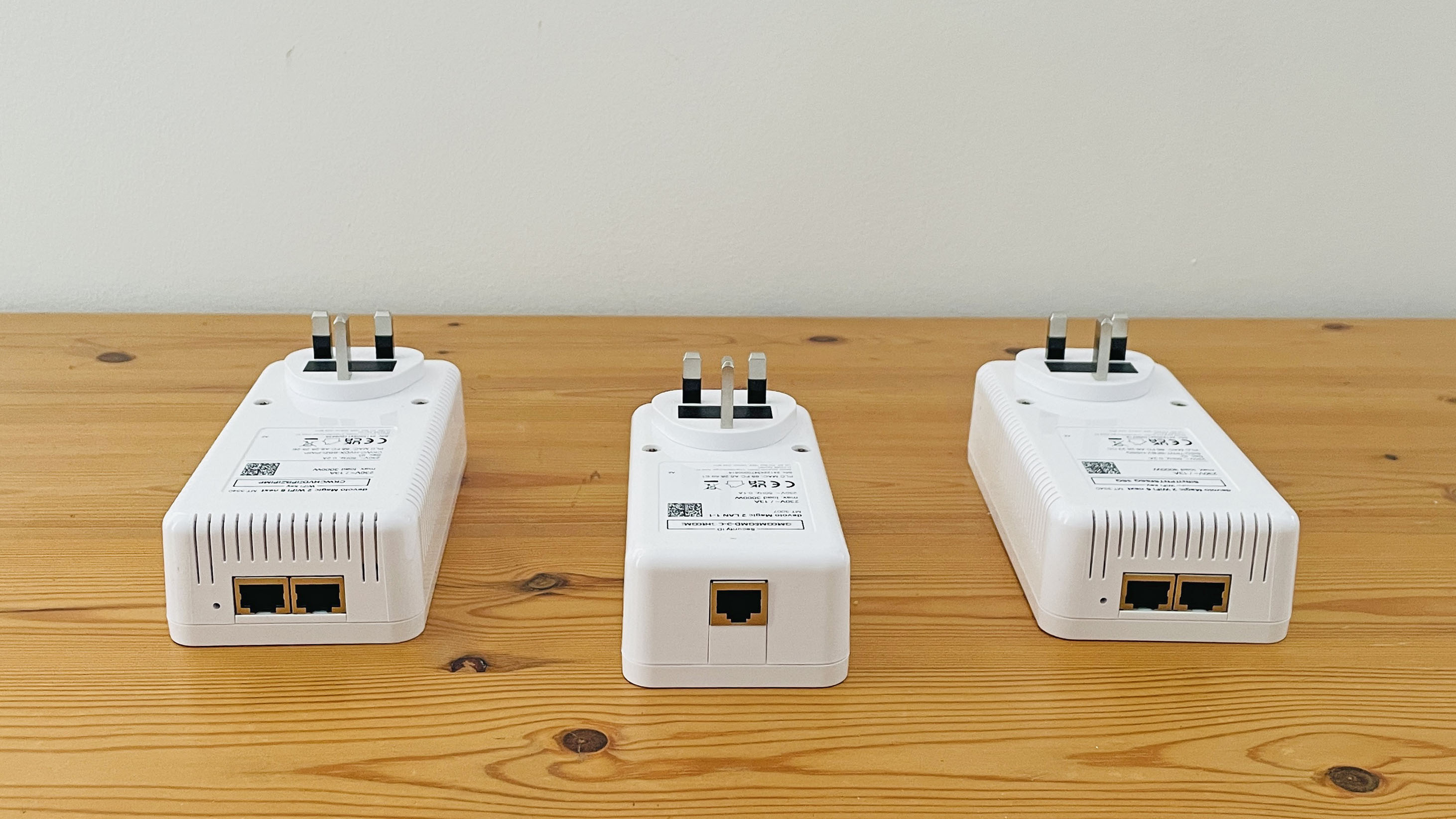 Devolo Magic 2 WiFi 6 Next auf Holztisch