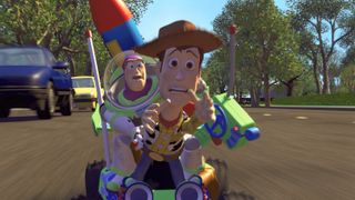 Woody og Buzz Lightyear kører i fuld fart på en fjernstyret bil i Toy Story