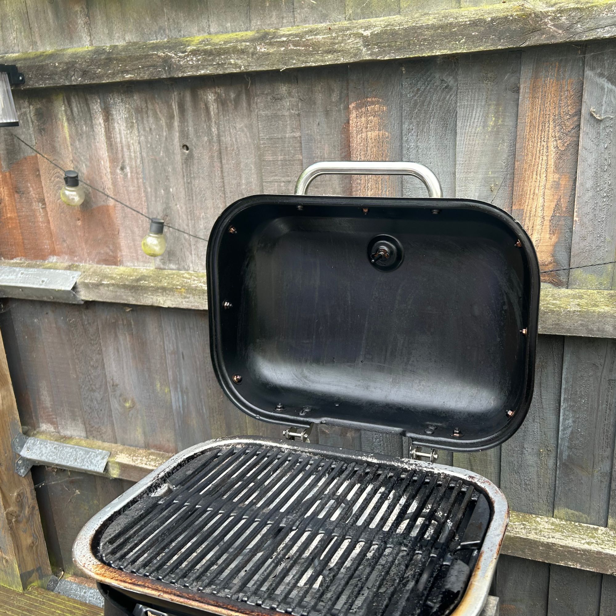 Weber BBQ electric, open 
