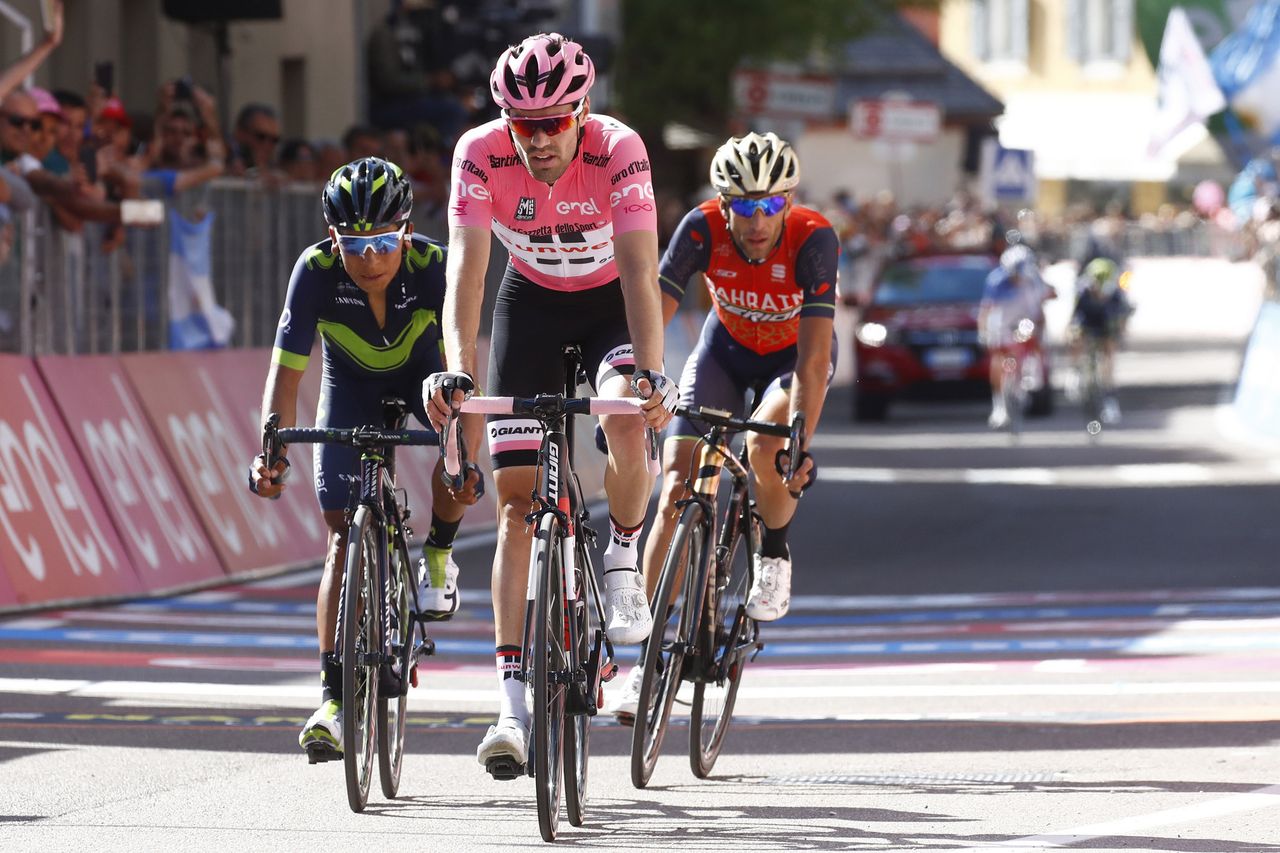 Tom Dumoulin finishes the stage ahead of his rivals Nairo Quintana and Vincenzo Nibali