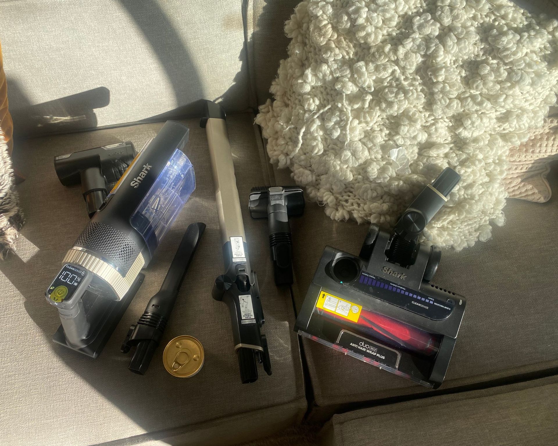 Penyedot debu Shark Stratos di sofa dibongkar dengan semua yang ada di dalam kotak