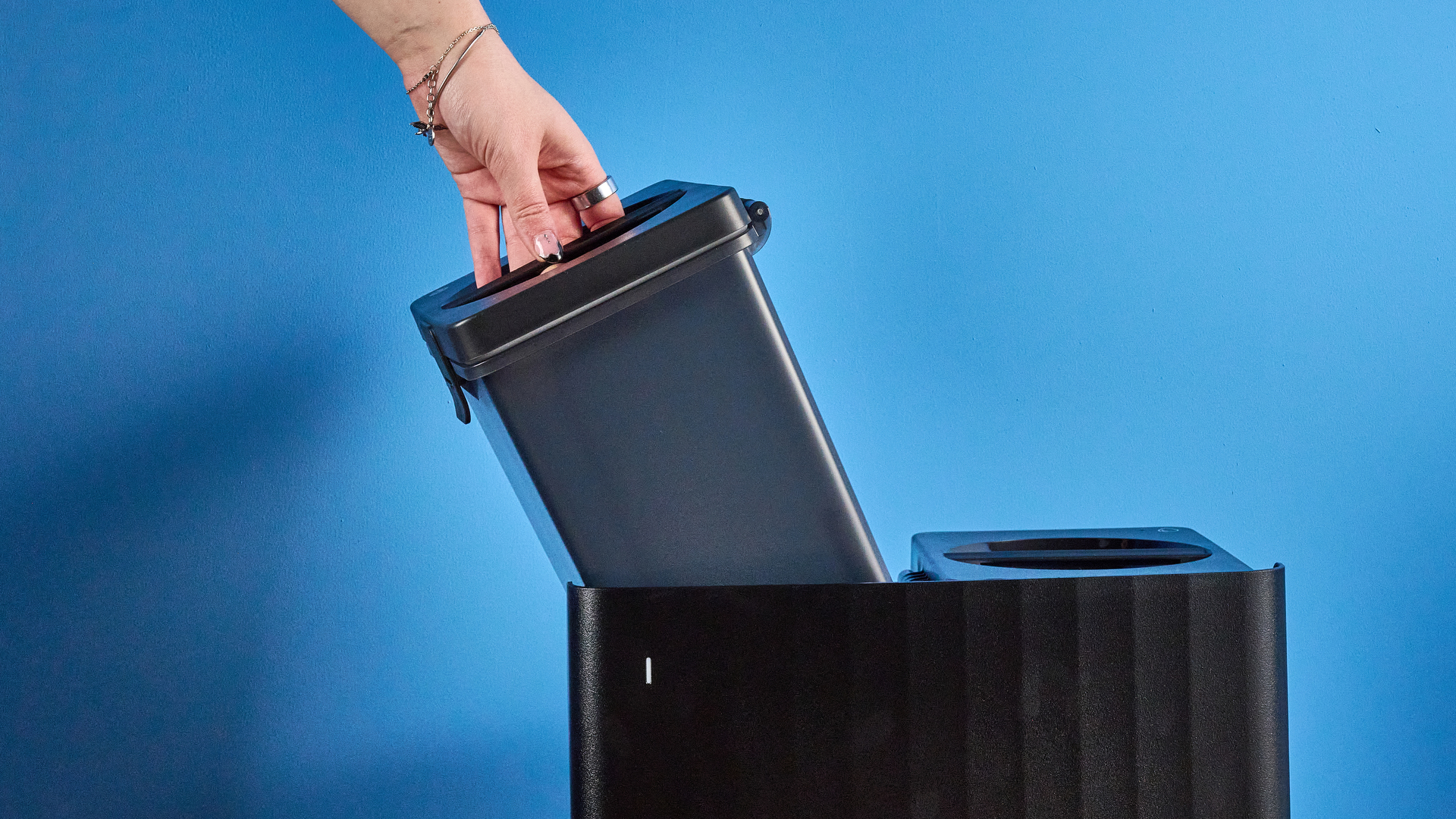 Water tank of the Roborock QV 35S photographed in front of a blue background