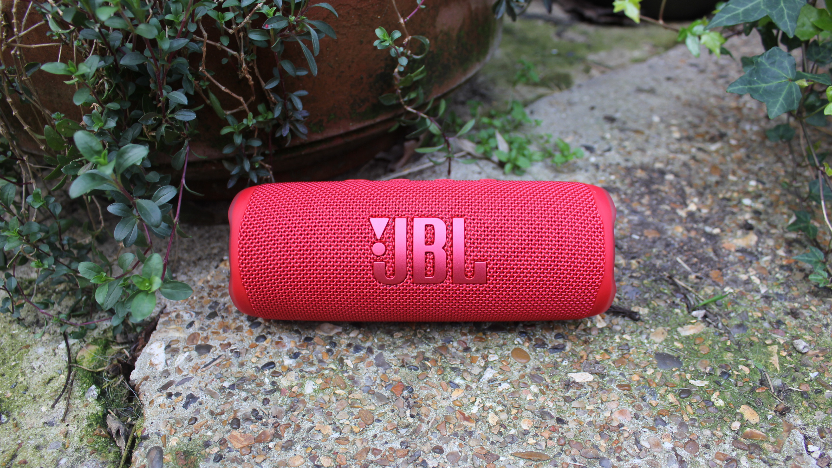 En rød utgave av Bluetooth-høyttaleren JBL Flip 6.