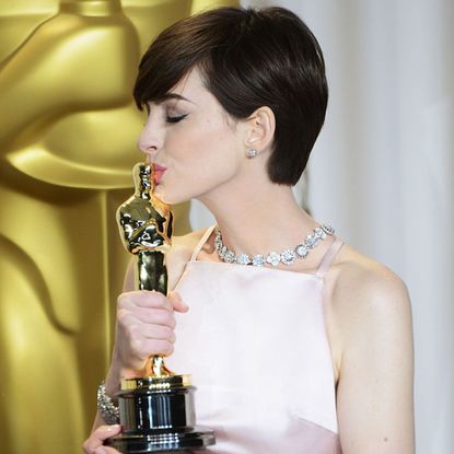 Anne Hathaway at the 2013 Oscars - what happens when stars borrow diamonds at the oscars
