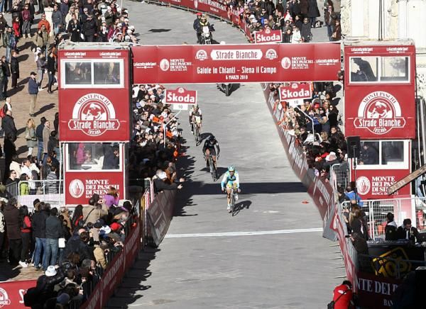 Maxim Iglinskiy (Astana) wins from a three-man break at the Piazza del Campo.