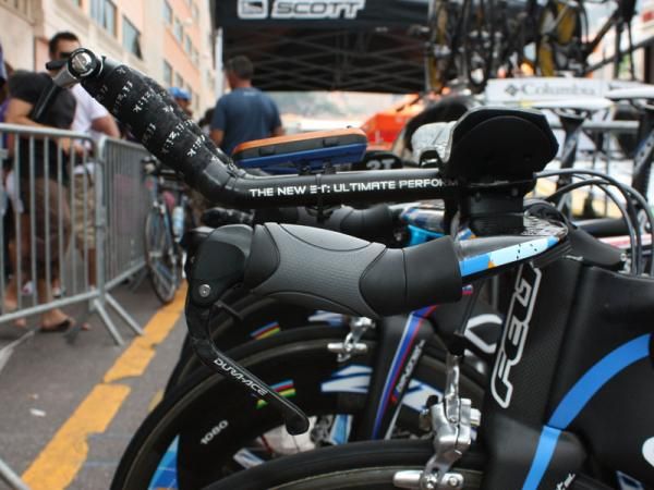 David Millar (Garmin-Slipstream) apparently likes a little extra grip on his base bars, too.