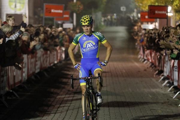 Bart Aernouts (AA Drink Cyclocross Team) wins under the lights in Woerden for the second straight year.