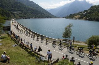 A lake provides the background for the peloton.