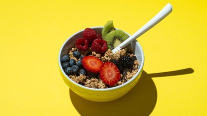 Bowl of granola with fruit, an example of what to eat to learn how to lose weight in a week