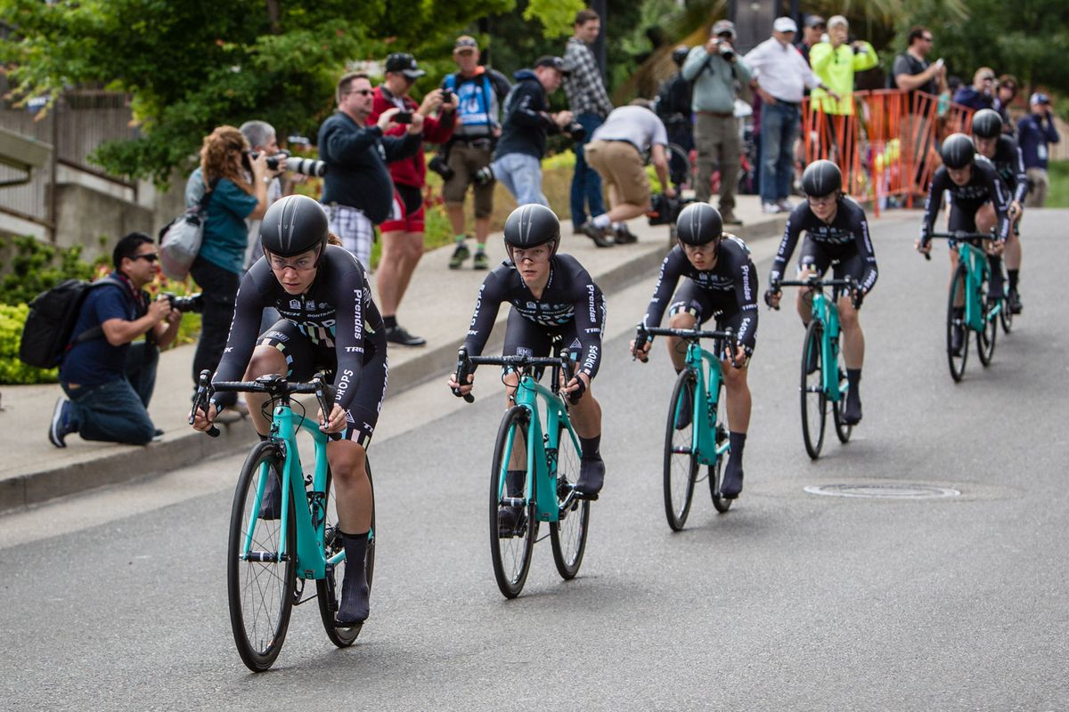 The Drops Cycling Team leaves the start