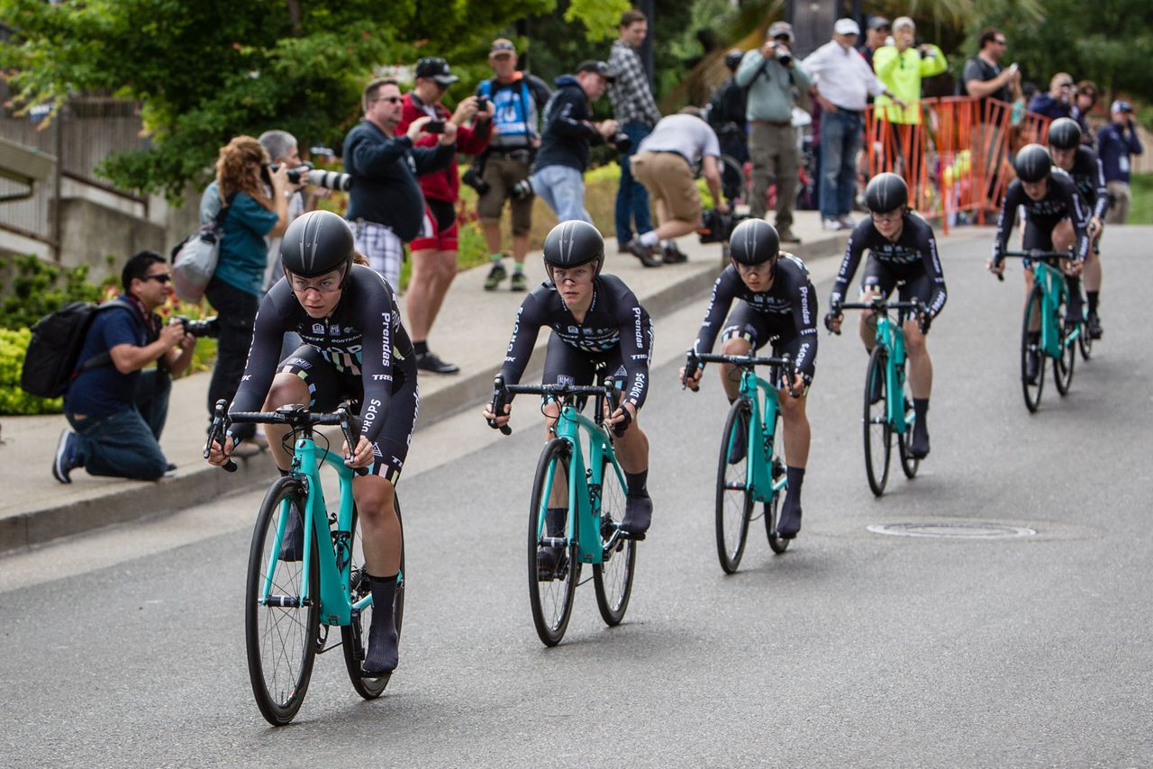The Drops Cycling Team leaves the start