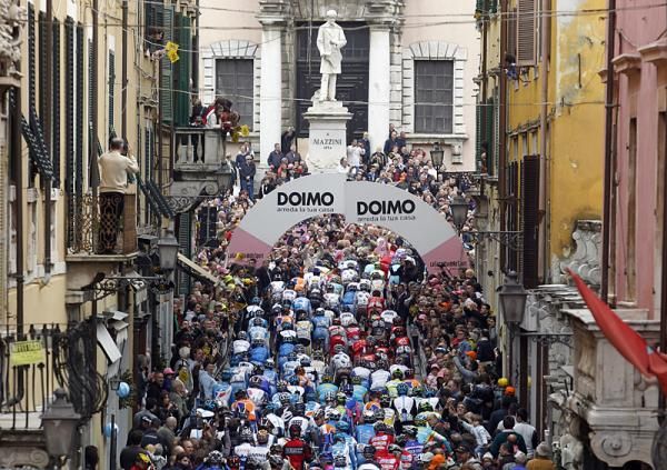 The start of stage 7 in Carrara, Italy.